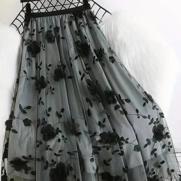 Boutique Dresses & Skirts - NEW! EXQUISITE Floral APPLIQUE Mesh SKIRT SZ L